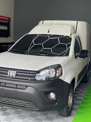 Fiat Fiorino branca com película aplicada no para-brisa