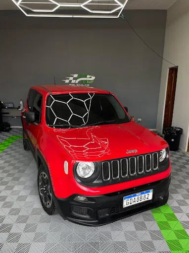 Jeep Renegade vermelho com película aplicada