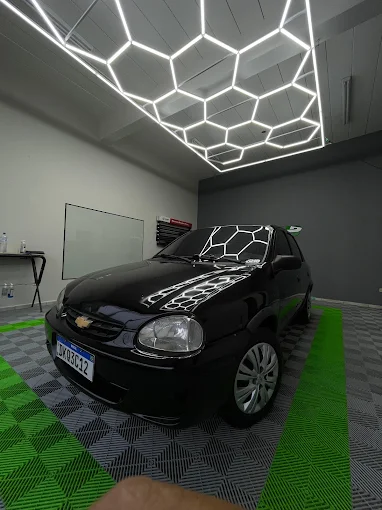 Chevrolet Corsa preto com insufilm instalado