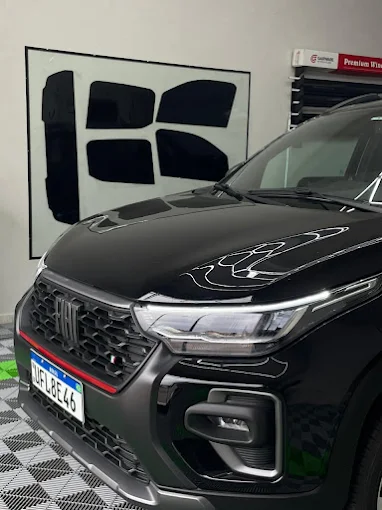 Fiat Fastback preto ao lado das películas recortadas