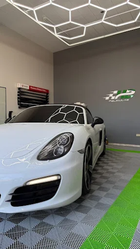 Porsche branco na box da HB Películas após aplicação de película