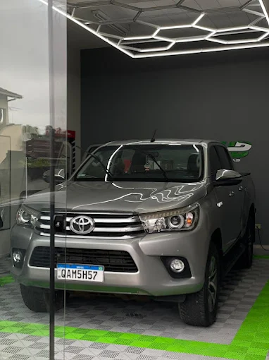 Toyota Hilux prata com película aplicada nos vidros